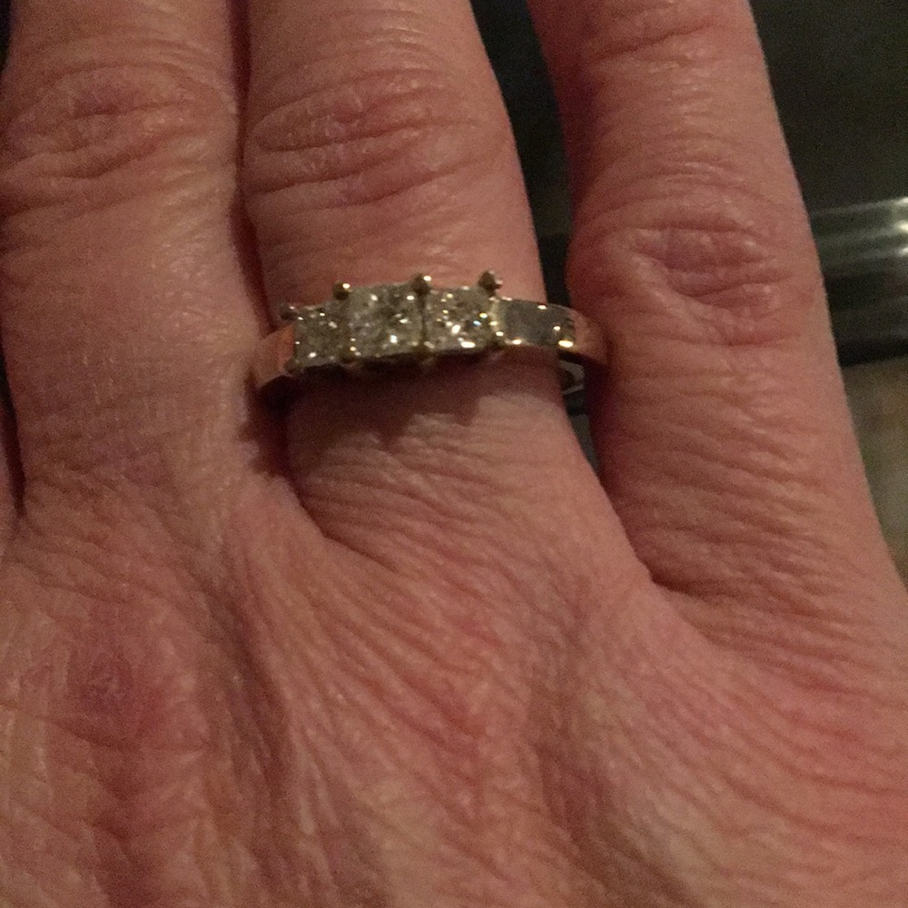 14kt .88ct 3 diamond princess cut